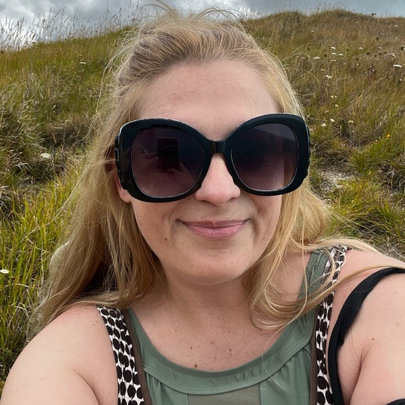 Meet your Posher, Cass - Picture 6 of 7